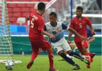 Malaysia's Mohamad Sobri Bin Ghazali (C) in action with Thailand's Siwadol Srisuwun (L) and Sanya Suksang. Photo: David Fur/SAPGOC